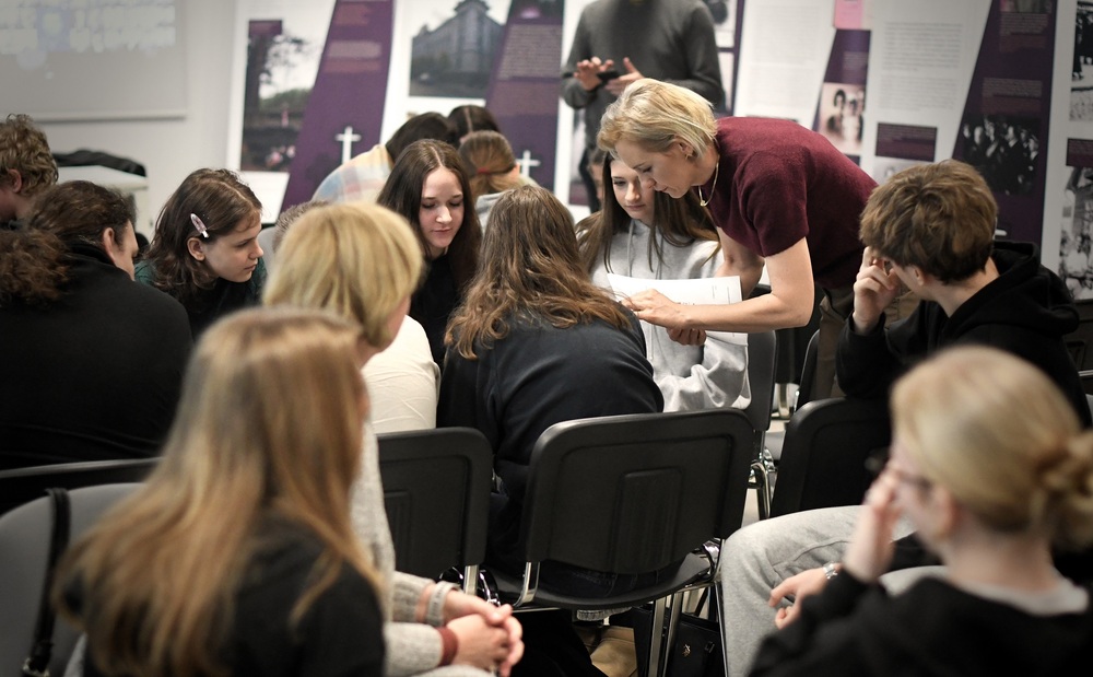 Spotkanie w ramach projektu edukacyjnego „Łączka i inne miejsca poszukiwań". Fot. Adam Kondracki/IPN