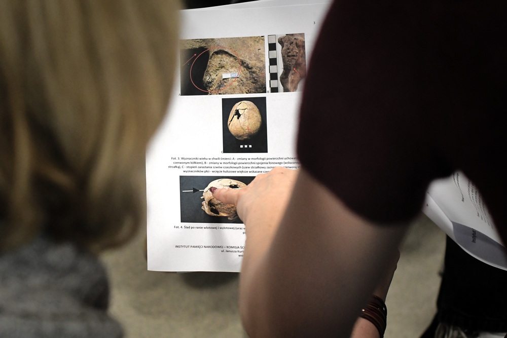 Spotkanie w ramach projektu edukacyjnego „Łączka i inne miejsca poszukiwań". Fot. Adam Kondracki/IPN