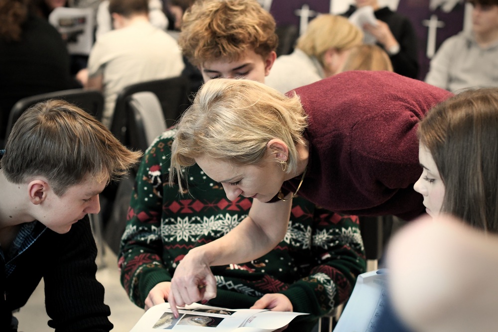 Spotkanie w ramach projektu edukacyjnego „Łączka i inne miejsca poszukiwań". Fot. Adam Kondracki/IPN