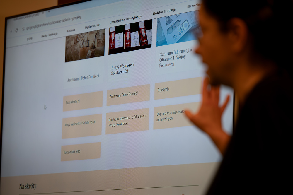 Zajęcia dla seniorów w Oddziałowym Archiwum IPN w Katowicach. Fot.: IPN Krzysztof Łojko