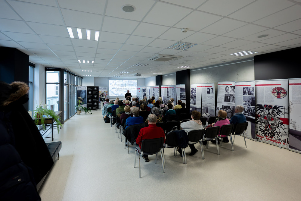 Wykład „Katyń. Fakty – opinie – kłamstwa” dla słuchaczy Uniwersytetu Trzeciego Wieku w Rudach. Fot.: IPN Krzysztof Łojko