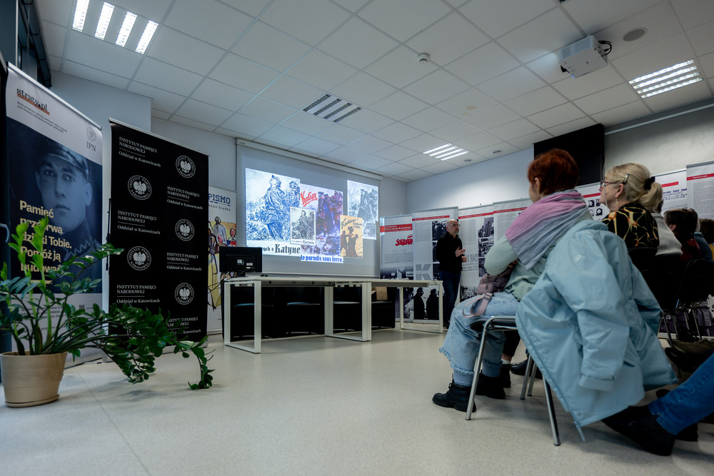 Wykład „Katyń. Fakty – opinie – kłamstwa” dla słuchaczy Uniwersytetu Trzeciego Wieku w Rudach. Fot.: IPN Krzysztof Łojko