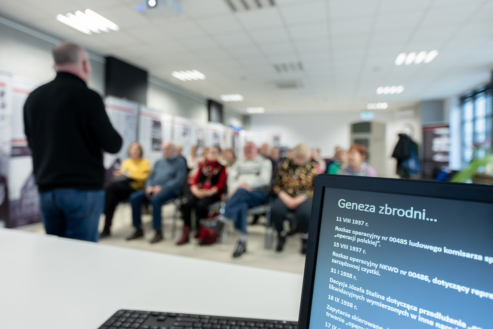 Wykład „Katyń. Fakty – opinie – kłamstwa” dla słuchaczy Uniwersytetu Trzeciego Wieku w Rudach. Fot.: IPN Krzysztof Łojko
