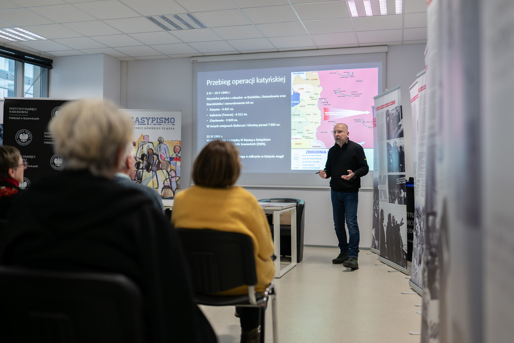 Wykład „Katyń. Fakty – opinie – kłamstwa” dla słuchaczy Uniwersytetu Trzeciego Wieku w Rudach. Fot.: IPN Krzysztof Łojko