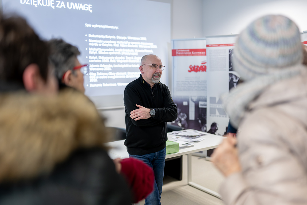 Wykład „Katyń. Fakty – opinie – kłamstwa” dla słuchaczy Uniwersytetu Trzeciego Wieku w Rudach. Fot.: IPN Krzysztof Łojko