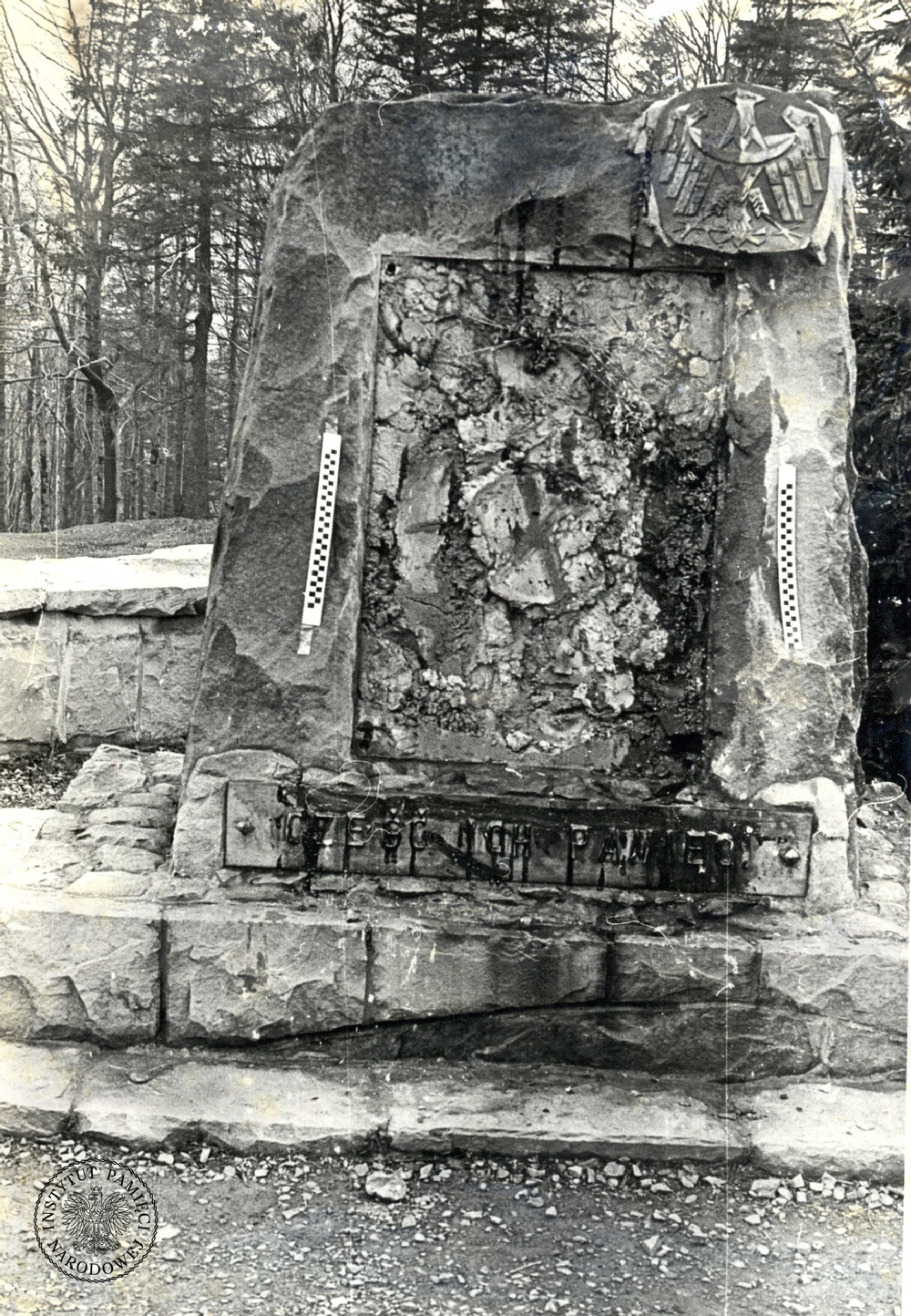 Obelisk, od którego oderwano płytę z nazwiskami milicjantów (IPN Ka 470/6)