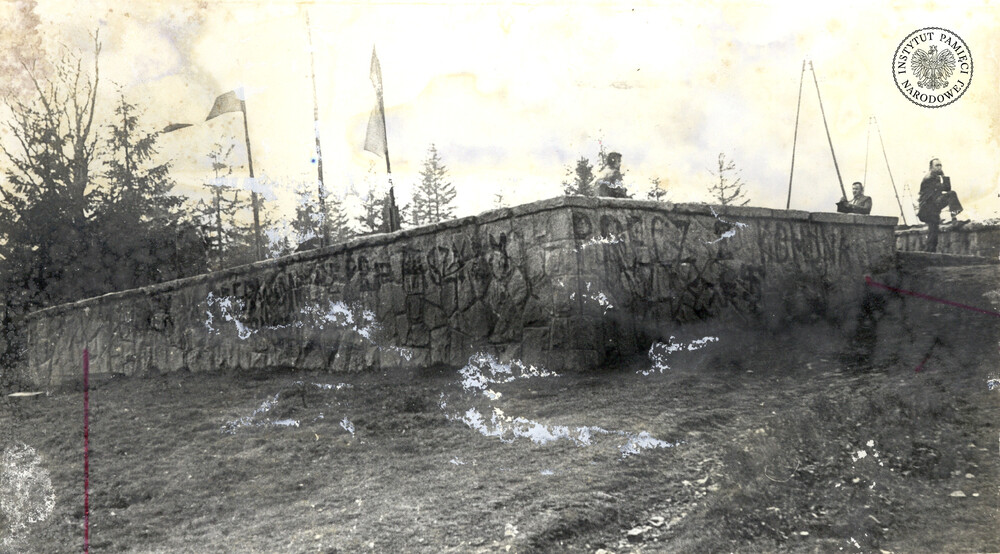 Napisy na murze okalającym pomnik (IPN Ka 470/6)