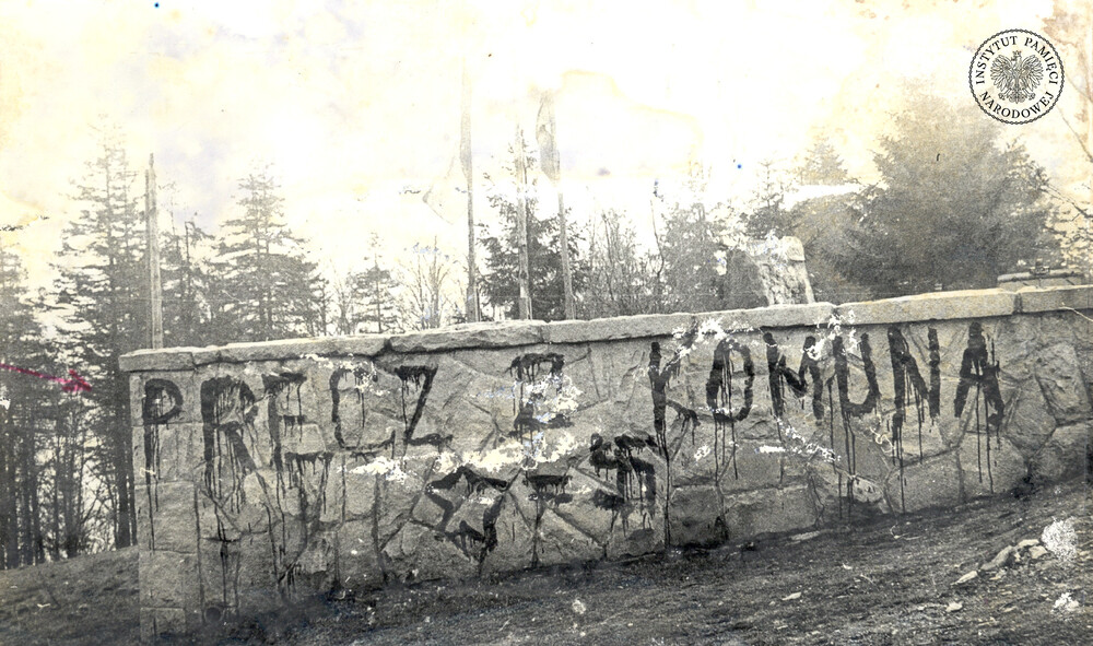 Napisy na murze okalającym pomnik (IPN Ka 470/6)