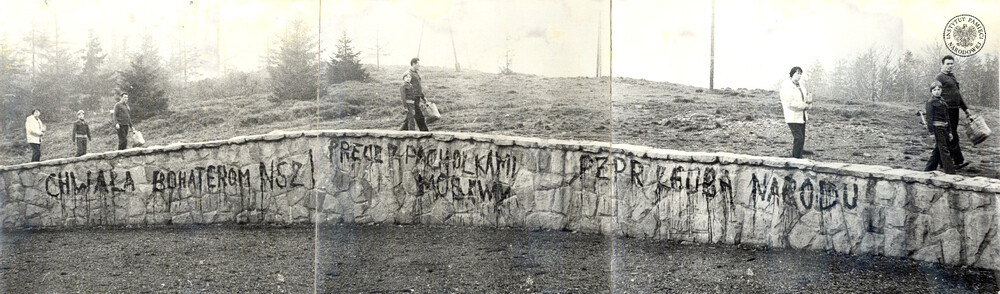 Napisy na murze okalającym pomnik (IPN Ka 470/6)
