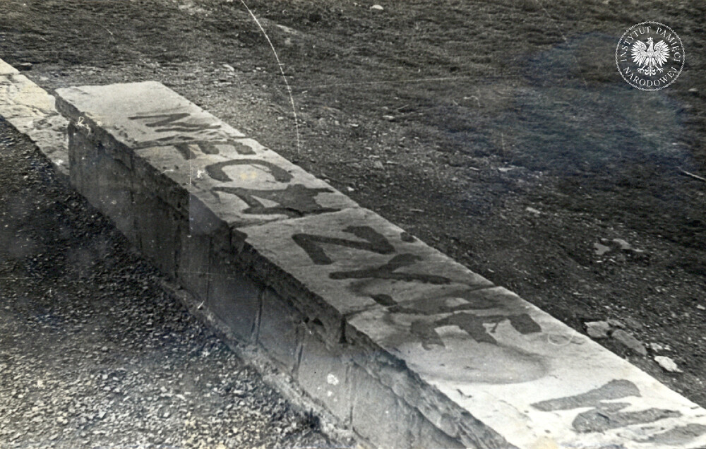 Napisy na murze okalającym pomnik (IPN Ka 470/6)