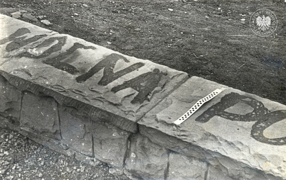 Napisy na murze okalającym pomnik (IPN Ka 470/6)