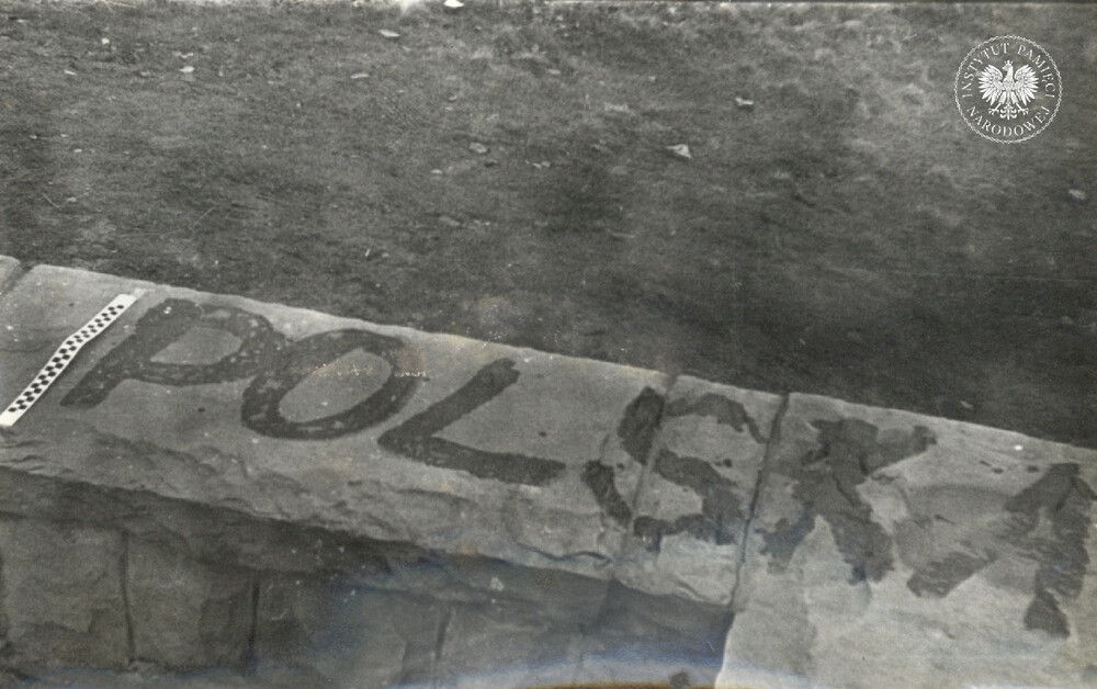 Napisy na murze okalającym pomnik (IPN Ka 470/6)