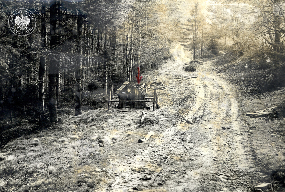 Studnia przy drodze, gdzie wrzucono zerwaną tablicę (IPN Ka 470/6)