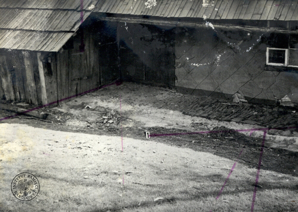 Wejście i otoczenie chatki studenckiej, gdzie poszukiwano śladów sprawców uszkodzenia pomnika (IPN Ka 470/6)