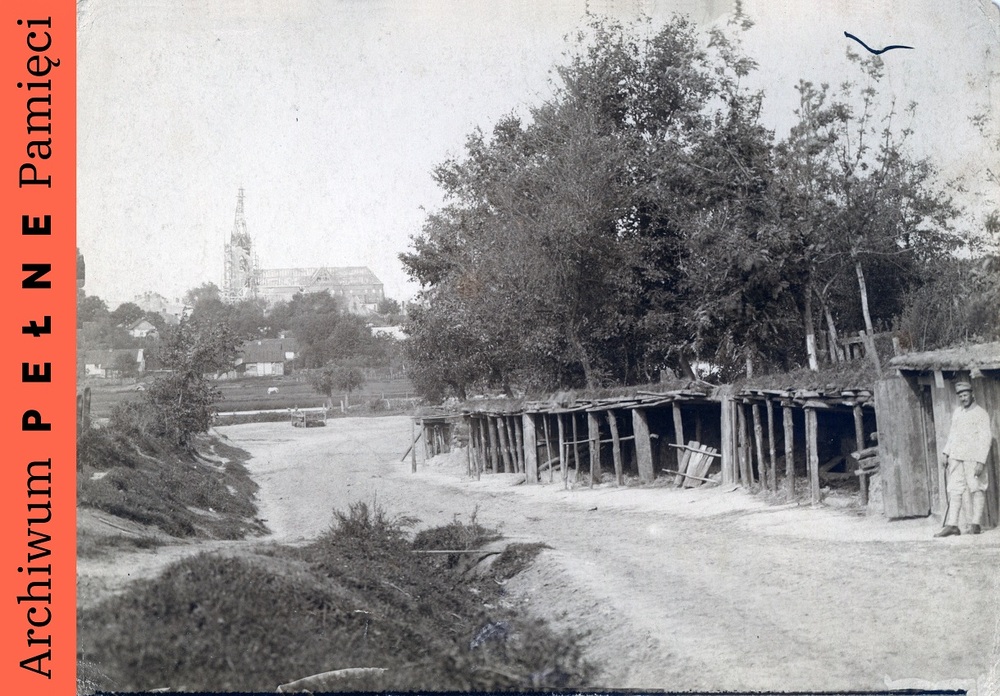 Kryjówki w Kamionce Strumiłowej. W oddali kościół pw. Wniebowzięcia NMP w trakcie budowy, Kamionka Strumiłowa sygn. IPN Ka 454/200