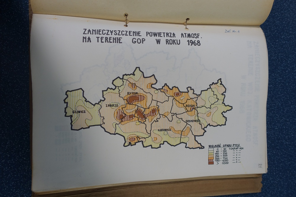 Mapa zanieczyszczenia powietrza w Górnośląskim Okręgu Przemysłowym w 1968 r. Fot. z Archiwum IPN