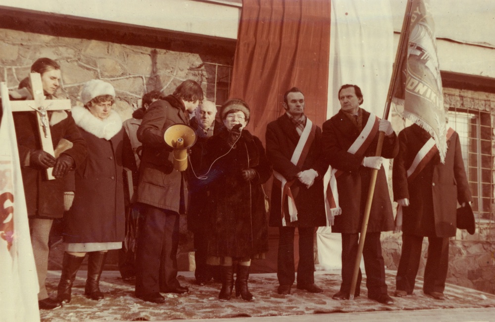 Fotografia z uroczystości poświęcenia sztandaru zakładowego NSZZ „Solidarność” w Rudnikach, 13 grudnia 1981 r. (IPN Ka 454/173)