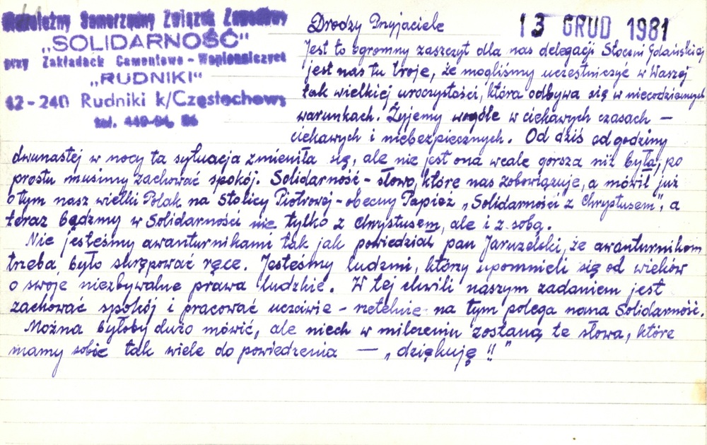Fotografia z uroczystości poświęcenia sztandaru zakładowego NSZZ „Solidarność” w Rudnikach, 13 grudnia 1981 r. (IPN Ka 454/173)