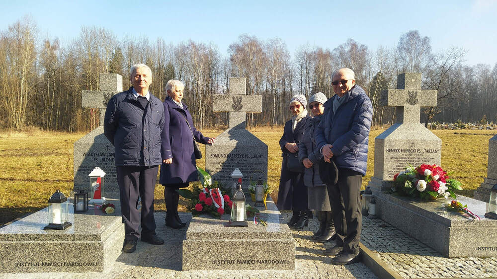 Poświęcenie trzech grobów żołnierzy podziemia niepodległościowego: śp. śp. Władysława Januszewskiego, Edmunda Kasprzyka i Henryka Skałeckiego na cmentarzu komunalnym w Katowicach. Fot. Monika Kobylańska/IPN