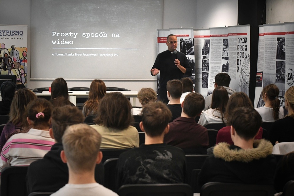 Piąte spotkanie w ramach projektu edukacyjnego „Łączka i inne miejsca poszukiwań”. Fot. Adam Kondracki/IPN