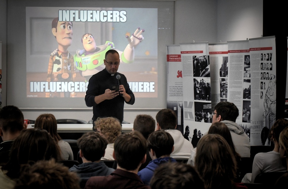 Piąte spotkanie w ramach projektu edukacyjnego „Łączka i inne miejsca poszukiwań”. Fot. Adam Kondracki/IPN