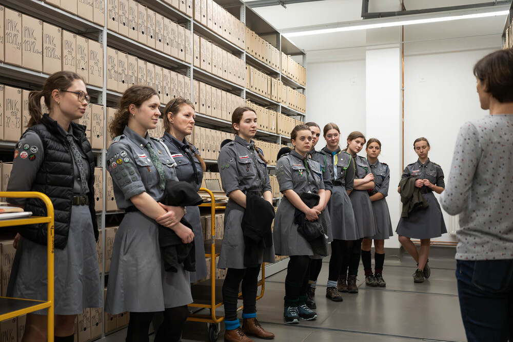 Zajęcia archiwalne dla harcerek z Hufca Harcerek ZHR na Podbeskidziu im. Zofii Kossak. Fot.: IPN Krzysztof Łojko