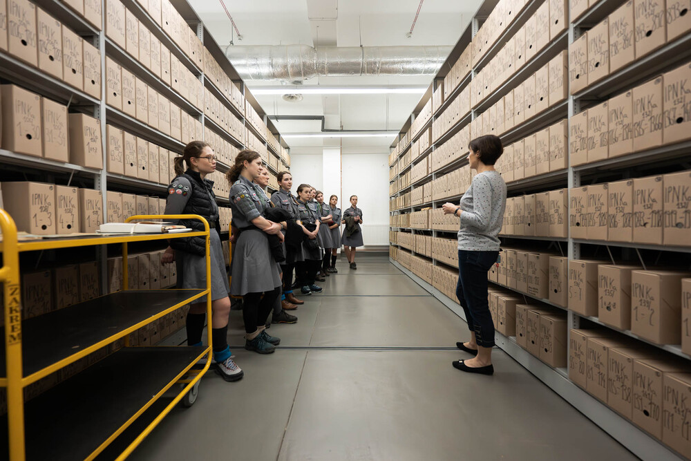 Zajęcia archiwalne dla harcerek z Hufca Harcerek ZHR na Podbeskidziu im. Zofii Kossak. Fot.: IPN Krzysztof Łojko