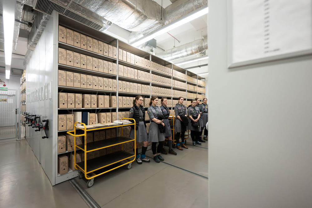 Zajęcia archiwalne dla harcerek z Hufca Harcerek ZHR na Podbeskidziu im. Zofii Kossak. Fot.: IPN Krzysztof Łojko