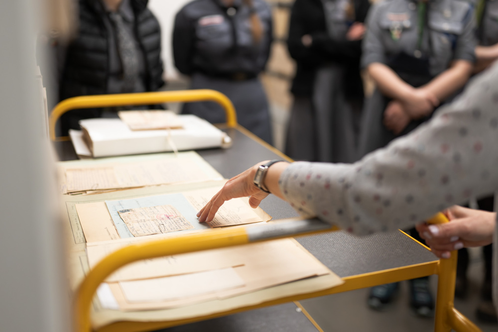 Zajęcia archiwalne dla harcerek z Hufca Harcerek ZHR na Podbeskidziu im. Zofii Kossak. Fot.: IPN Krzysztof Łojko