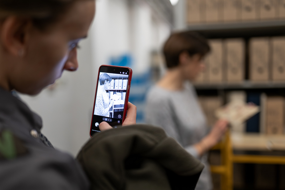 Zajęcia archiwalne dla harcerek z Hufca Harcerek ZHR na Podbeskidziu im. Zofii Kossak. Fot.: IPN Krzysztof Łojko