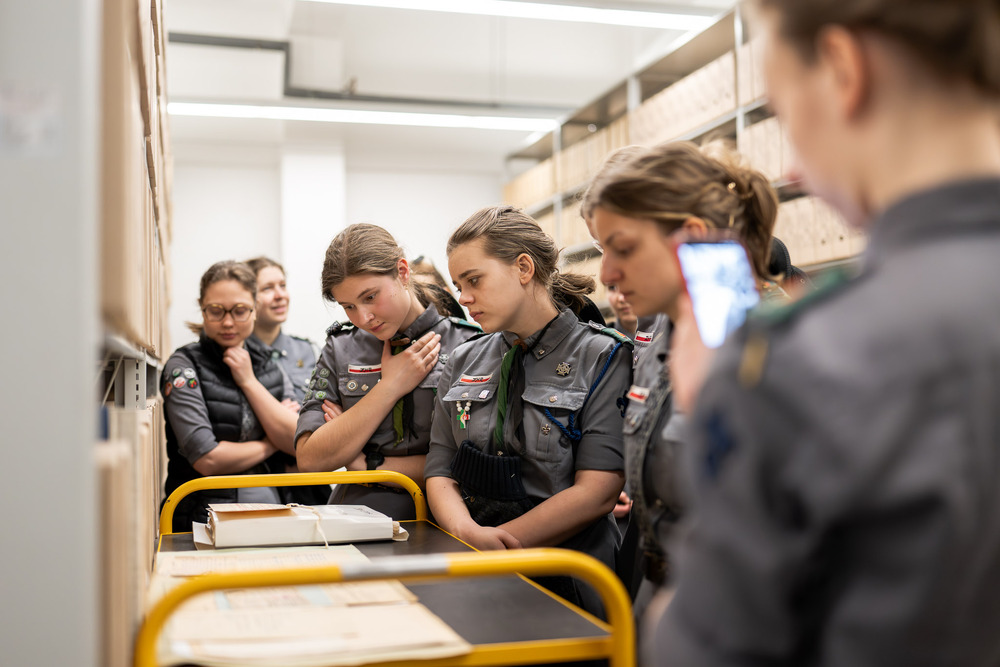 Zajęcia archiwalne dla harcerek z Hufca Harcerek ZHR na Podbeskidziu im. Zofii Kossak. Fot.: IPN Krzysztof Łojko