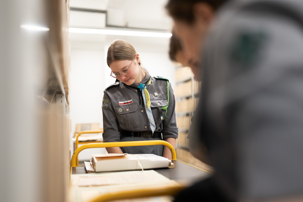 Zajęcia archiwalne dla harcerek z Hufca Harcerek ZHR na Podbeskidziu im. Zofii Kossak. Fot.: IPN Krzysztof Łojko