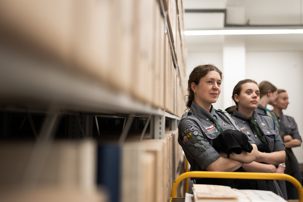 Zajęcia archiwalne dla harcerek z Hufca Harcerek ZHR na Podbeskidziu im. Zofii Kossak. Fot.: IPN Krzysztof Łojko