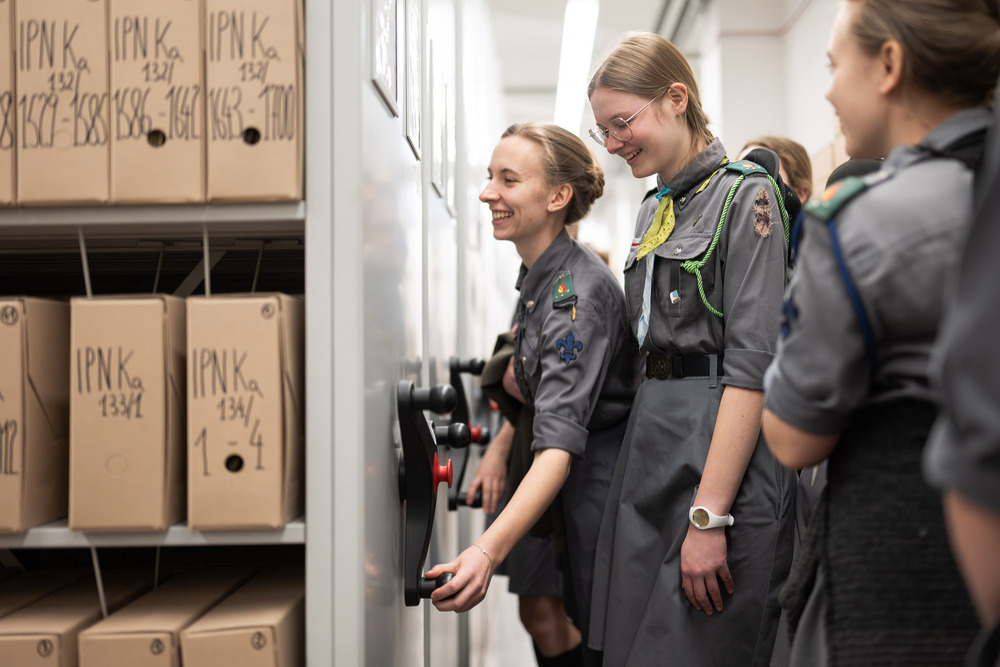 Zajęcia archiwalne dla harcerek z Hufca Harcerek ZHR na Podbeskidziu im. Zofii Kossak. Fot.: IPN Krzysztof Łojko