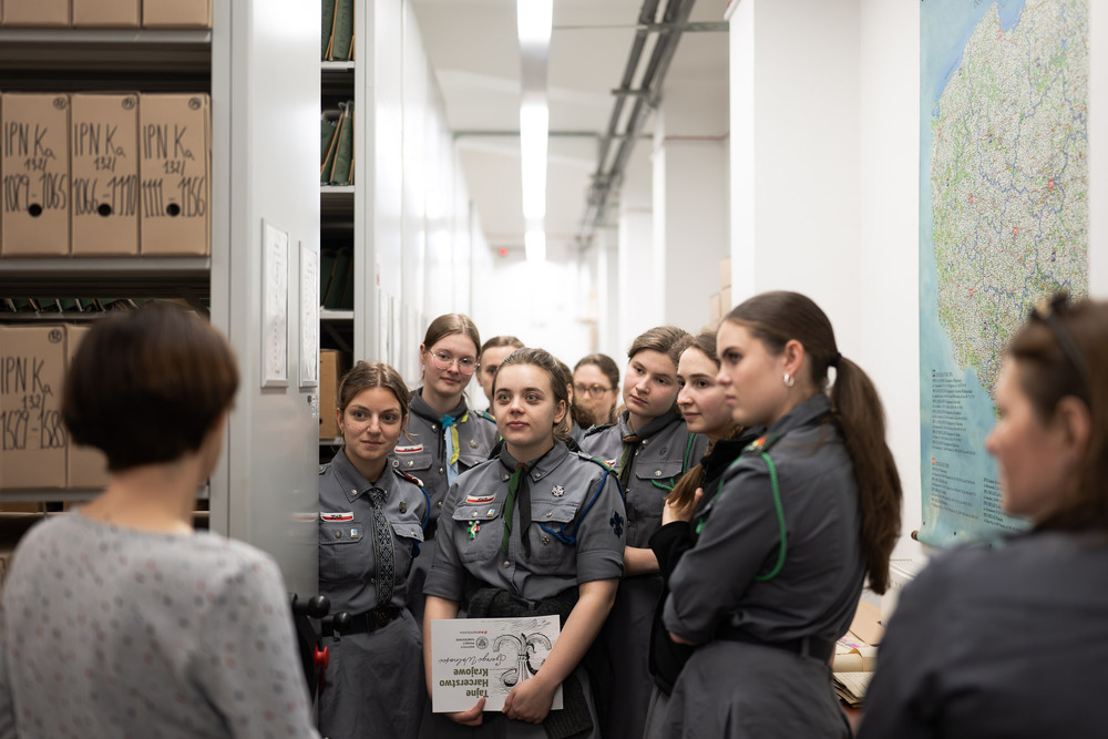 Zajęcia archiwalne dla harcerek z Hufca Harcerek ZHR na Podbeskidziu im. Zofii Kossak. Fot.: IPN Krzysztof Łojko