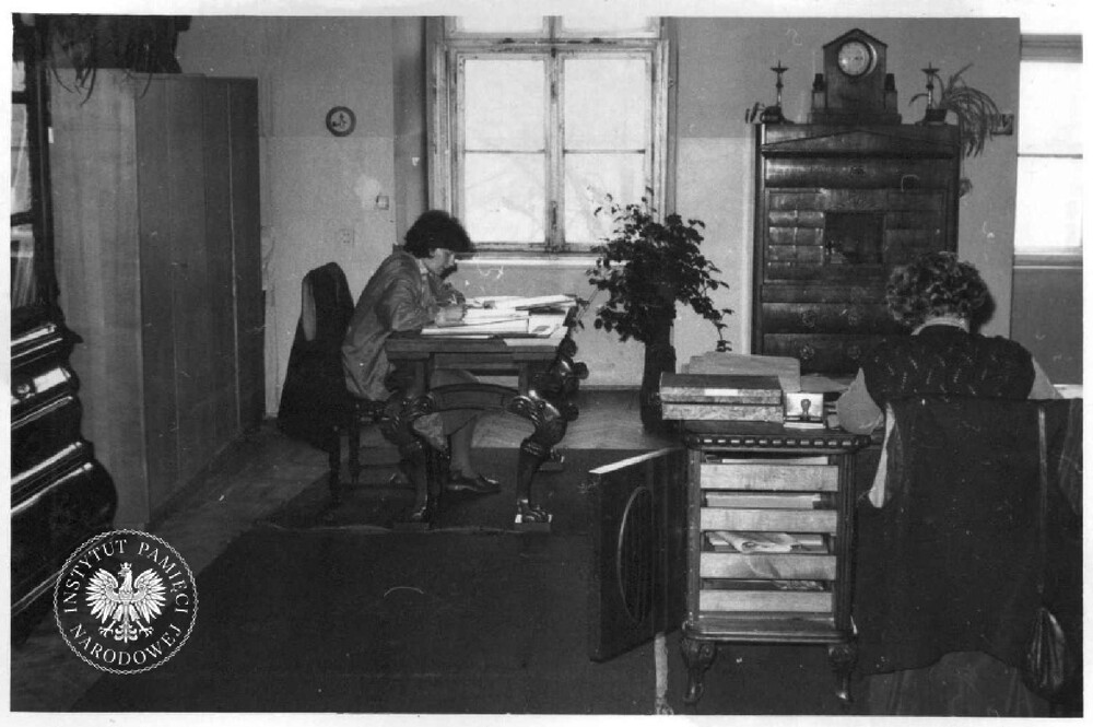 Pomieszczenia biurowe wyposażone w muzealia (IPN Ka 047/1917)