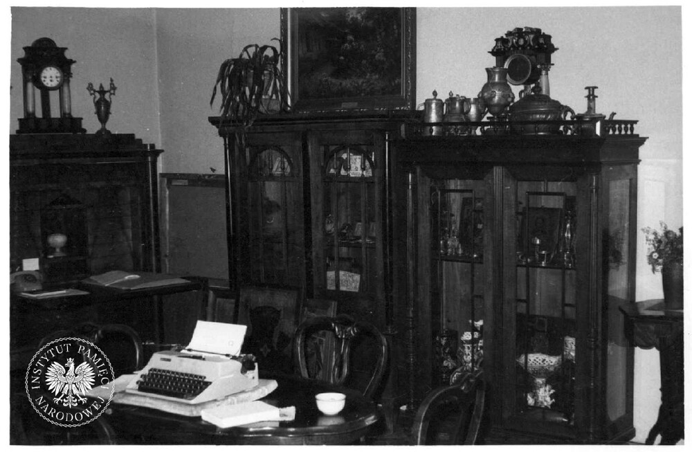 Pomieszczenia biurowe wyposażone w muzealia (IPN Ka 047/1917)