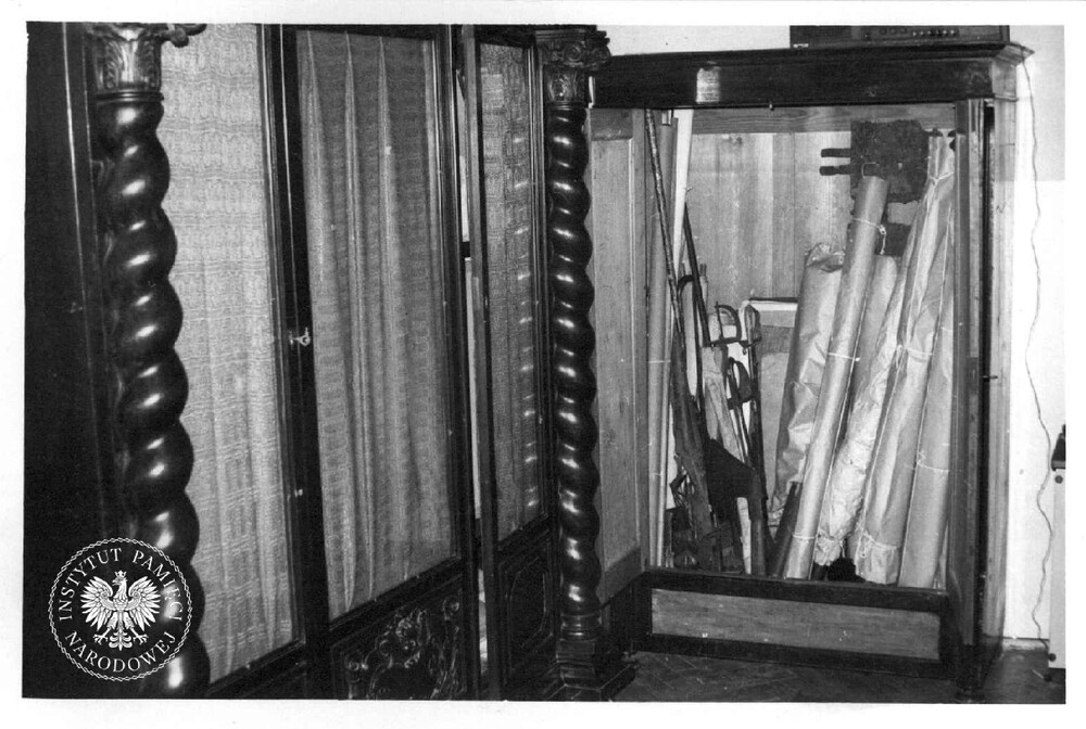 Muzealne artefakty przechowywane w szafie-antyku (IPN Ka 047/1917)