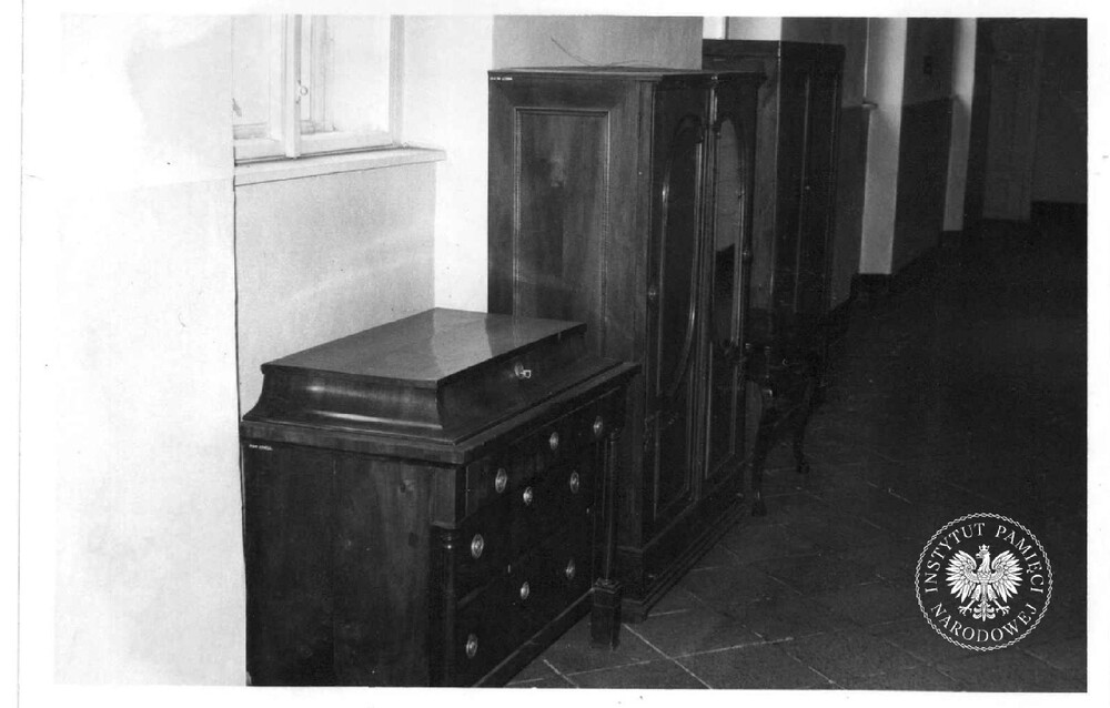 Szafy-antyki na korytarzu muzeum (IPN Ka 047/1917)