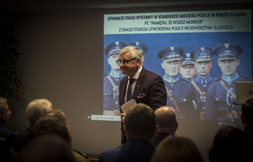 Otwarcie wystawy planszowej „«Pamiętaj, że nosisz mundur». Policja Województwa Śląskiego w stulecie utworzenia” w Rudzie Śląskiej. Fot. Krzysztof Liszka/IPN