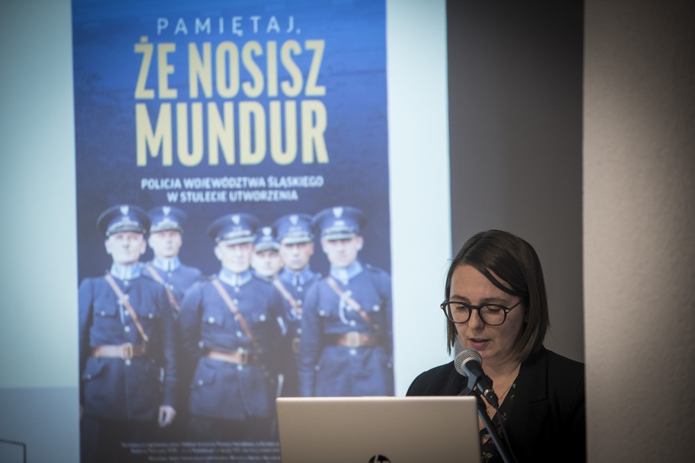Otwarcie wystawy planszowej „«Pamiętaj, że nosisz mundur». Policja Województwa Śląskiego w stulecie utworzenia” w Rudzie Śląskiej. Fot. Krzysztof Liszka/IPN