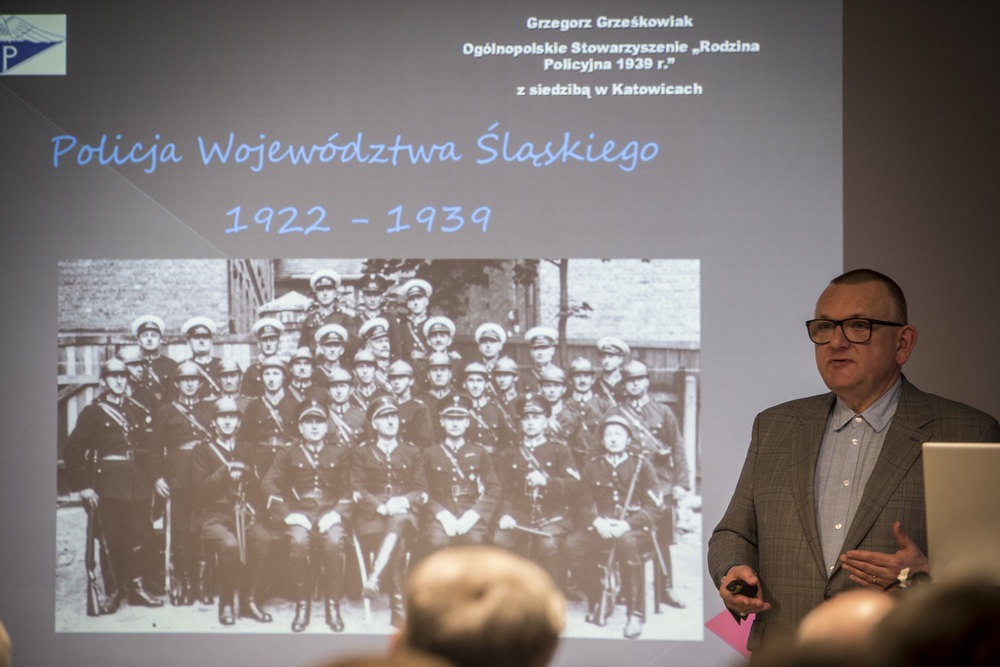 Otwarcie wystawy planszowej „«Pamiętaj, że nosisz mundur». Policja Województwa Śląskiego w stulecie utworzenia” w Rudzie Śląskiej. Fot. Krzysztof Liszka/IPN