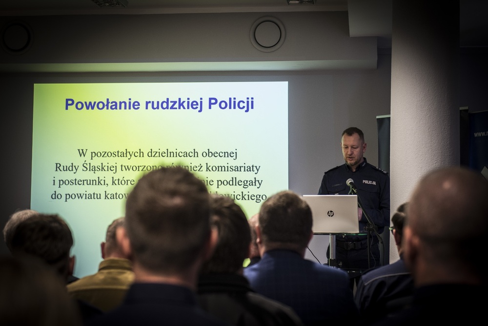 Otwarcie wystawy planszowej „«Pamiętaj, że nosisz mundur». Policja Województwa Śląskiego w stulecie utworzenia” w Rudzie Śląskiej. Fot. Krzysztof Liszka/IPN