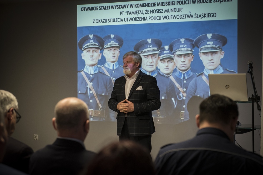 Otwarcie wystawy planszowej „«Pamiętaj, że nosisz mundur». Policja Województwa Śląskiego w stulecie utworzenia” w Rudzie Śląskiej. Fot. Krzysztof Liszka/IPN