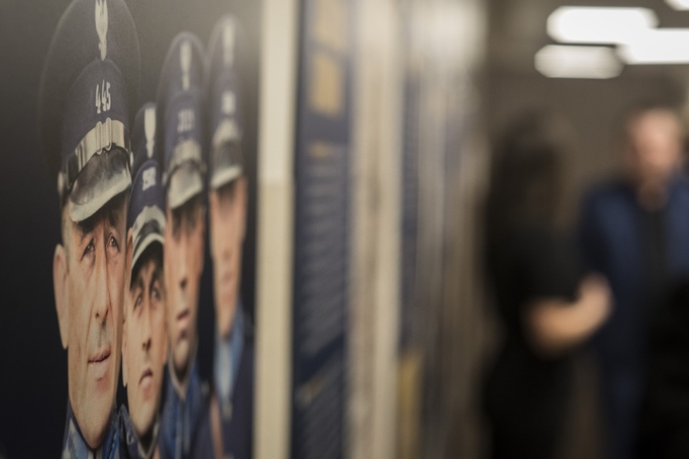 Otwarcie wystawy planszowej „«Pamiętaj, że nosisz mundur». Policja Województwa Śląskiego w stulecie utworzenia” w Rudzie Śląskiej. Fot. Krzysztof Liszka/IPN