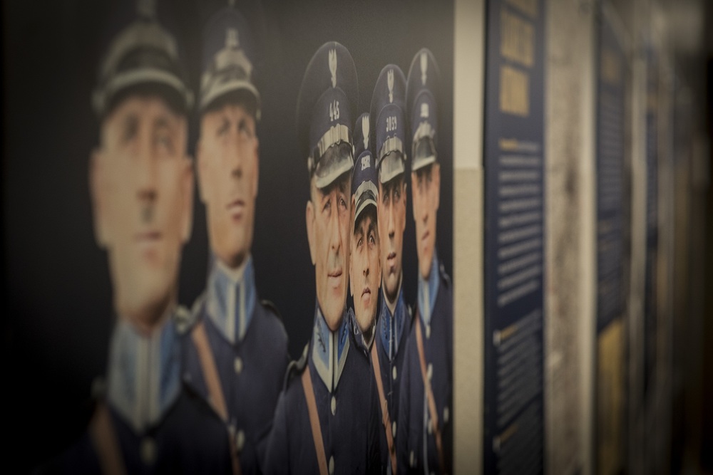 Otwarcie wystawy planszowej „«Pamiętaj, że nosisz mundur». Policja Województwa Śląskiego w stulecie utworzenia” w Rudzie Śląskiej. Fot. Krzysztof Liszka/IPN