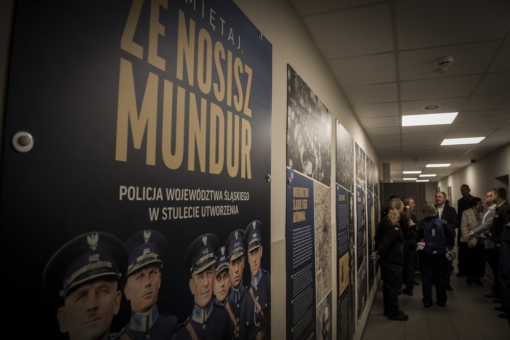 Otwarcie wystawy planszowej „«Pamiętaj, że nosisz mundur». Policja Województwa Śląskiego w stulecie utworzenia” w Rudzie Śląskiej. Fot. Krzysztof Liszka/IPN
