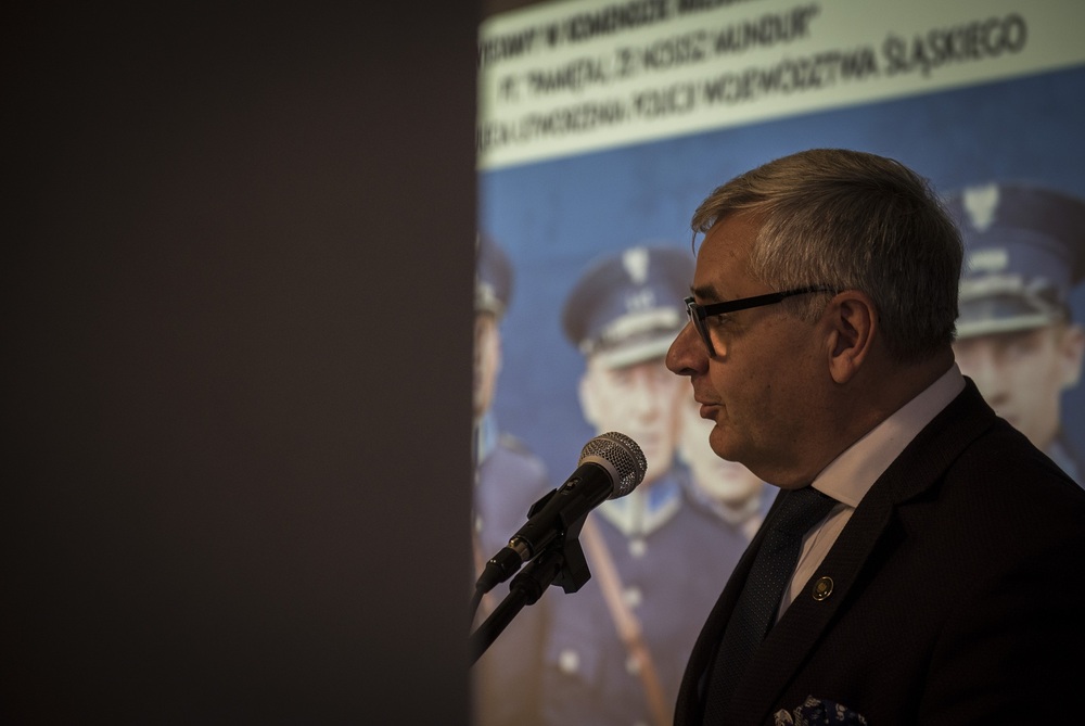 Otwarcie wystawy planszowej „«Pamiętaj, że nosisz mundur». Policja Województwa Śląskiego w stulecie utworzenia” w Rudzie Śląskiej. Fot. Krzysztof Liszka/IPN