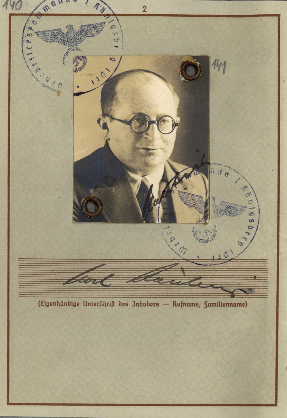 Zdjęcie i podpis Carla Clauberga z jego książeczki wojskowej (IPN Ka 114/43)