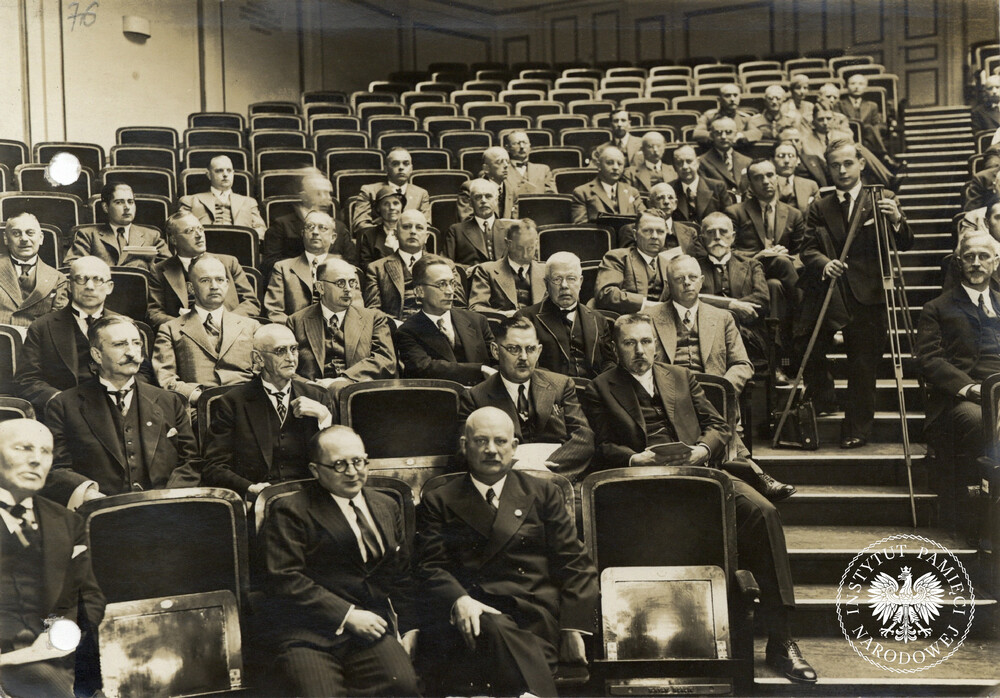 Carl Clauberg siedzi w pierwszym rzędzie, drugi od prawej. Fotografię wykonano prawdopodobnie w Belinie (zakład Welt-Photo-Bericht, Berlin-Neukölln), natomiast okoliczności i data jej zrobienia są nieznane (IPN Ka 114/43)